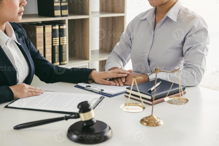 Qué servicios ofrece González Frea & Asoc en derecho laboral 25 abogados asesorando a clientes en oficina