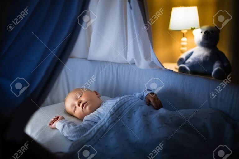 bebe durmiendo placidamente en una cuna