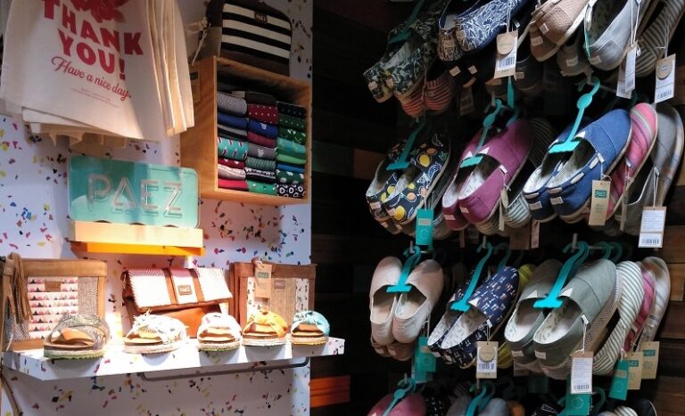 boutiques coloridas en calle juan b justo