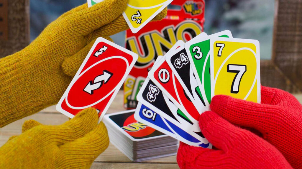 Cuántas cartas se reparten en el juego de Uno y cómo se juega 1 cartas de uno en una mesa de juego