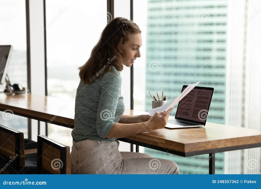 estudiante revisando documentos en una mesa