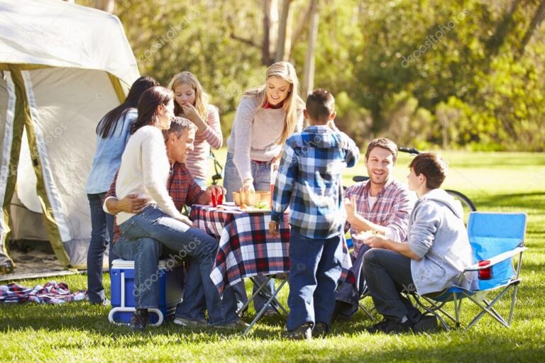 familias disfrutando en un camping natural