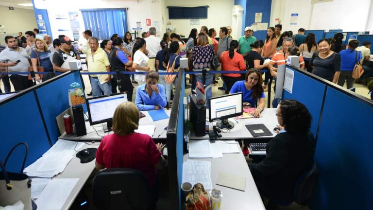 Cómo sacar un turno para convalidar título secundario extranjero en Argentina 29 gente en una oficina realizando tramites