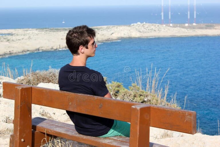 joven confiado mirando al horizonte