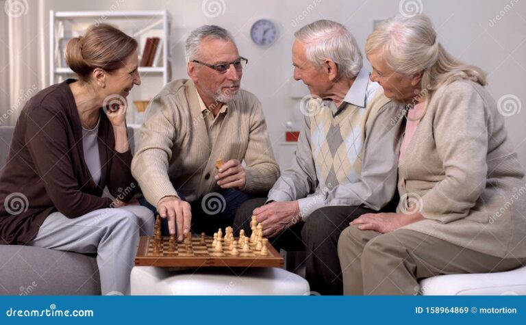 jubilados felices disfrutando de su tiempo libre