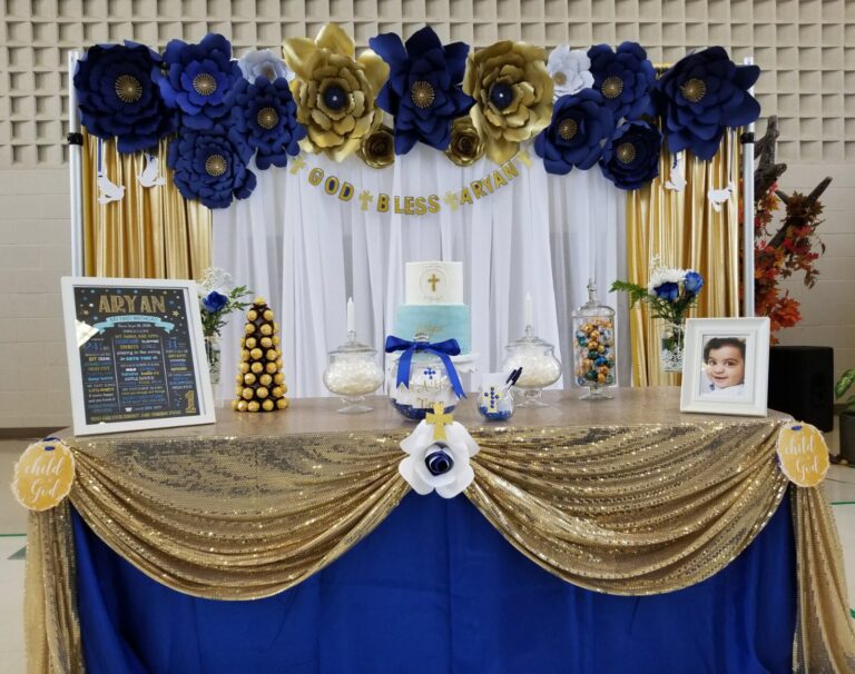 mesa decorada para fiesta escolar