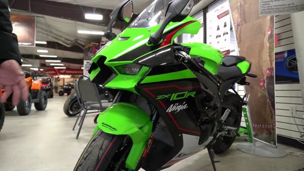 motos de diferentes modelos en una tienda