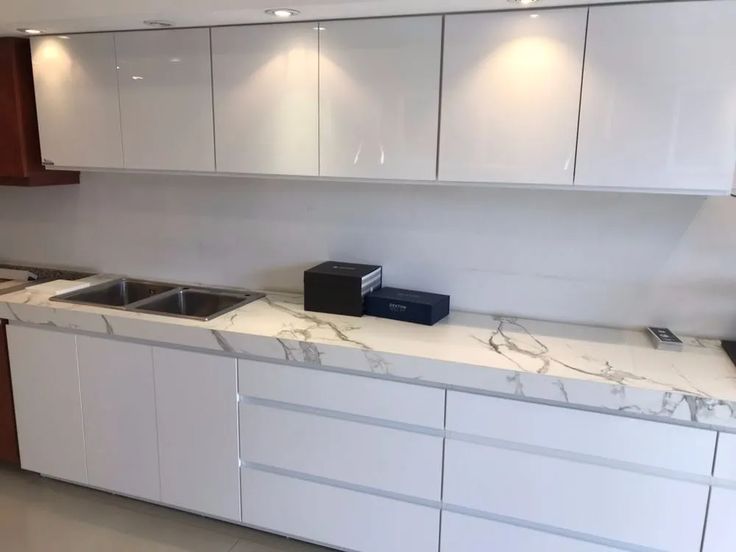Qué características y ventajas tiene un mueble bajo mesada de melamina blanca
