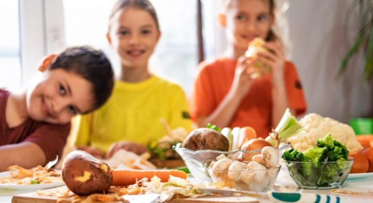Qué actividades didácticas divertidas puedo hacer con niños sobre alimentos 27 ninos cocinando y aprendiendo sobre alimentos