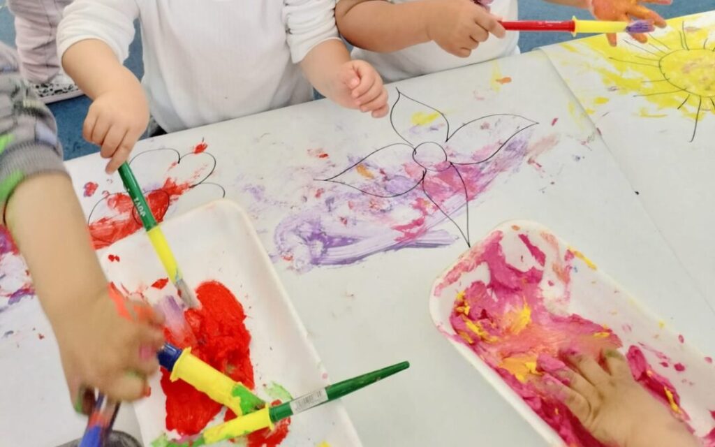ninos creando arte en un taller