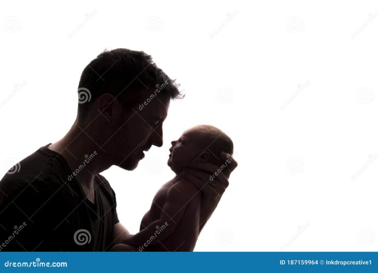 Cuántos días de licencia por paternidad tiene un padre tras cesárea 30 padre sosteniendo a su recien nacido