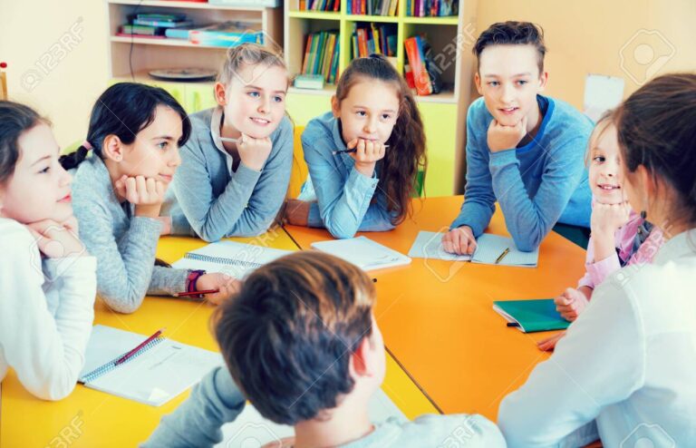 persona hablando en un aula iluminada