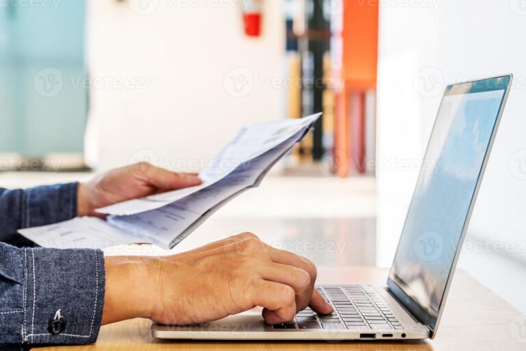 Cómo puedo averiguar el CUIL de una persona fácilmente 24 persona revisando documentos en una computadora