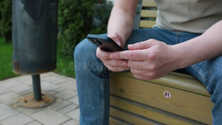 persona usando un telefono movil en el banco