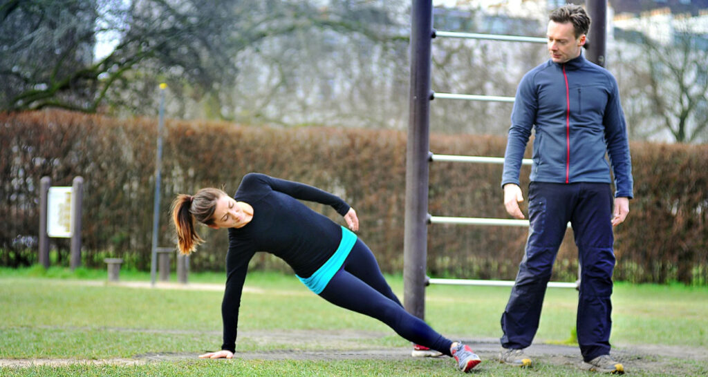personas disfrutando deportes al aire libre