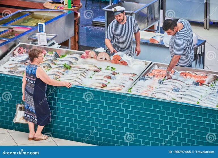 pescaderia colorida en un mercado local