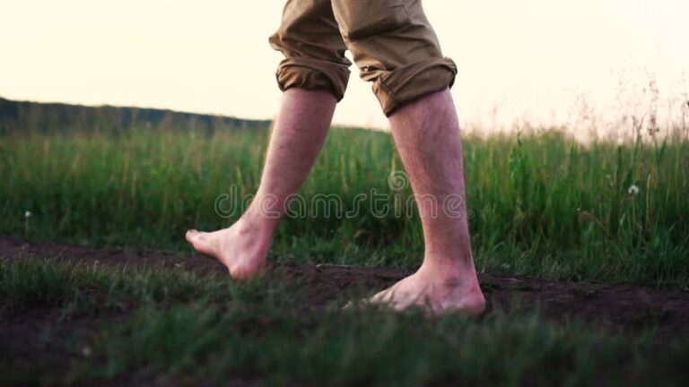 Qué significa "hermosos son los pies de los que anuncian la paz" 6 pies descalzos sobre un camino de tierra