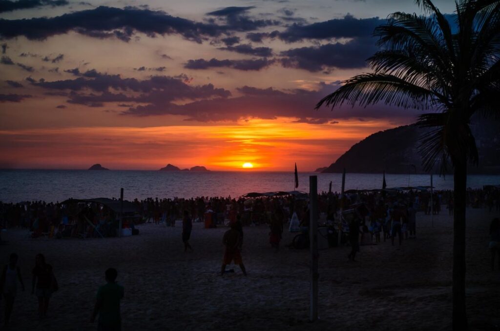 playa de barra da tijuca al atardecer