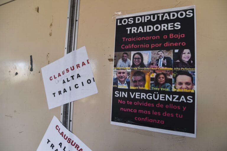 puerta cerrada con carteles de huelga