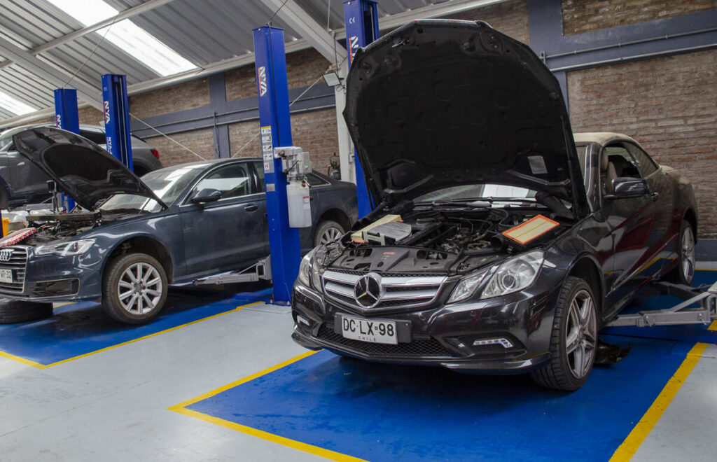 taller mecanico con vehiculos mercedes benz