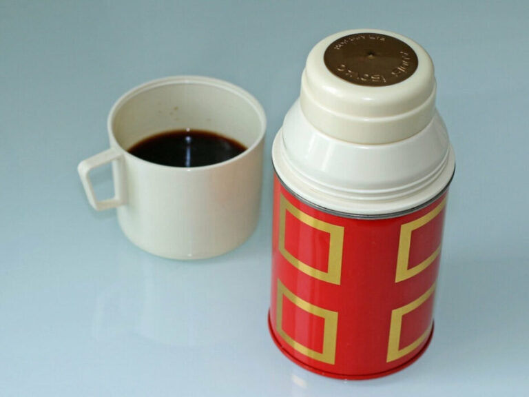 Qué características hacen del vaso térmico Stanley ideal para café 17 vaso termico stanley con cafe humeante